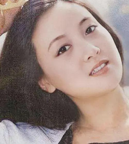 邓婕年轻时照片,岁月流转中的美丽印记